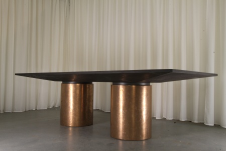 Обеденный стол Гиппо. Отделка микробетон(столешница) и жидкий металл(ноги). от интернет-магазина IDODOM.RU