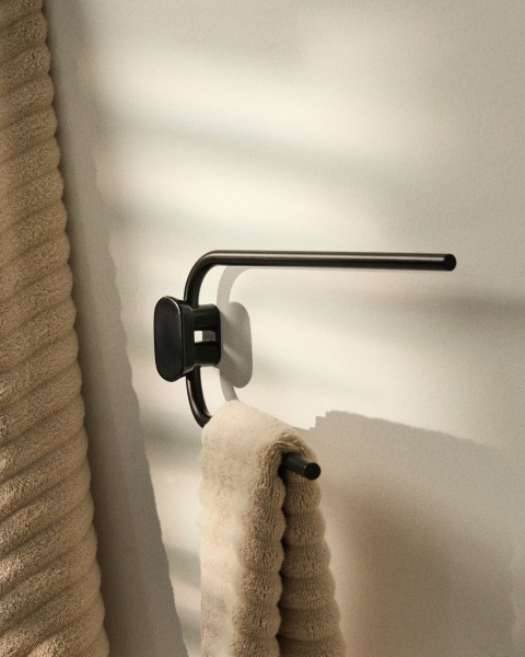 Вешалка для полотенец Arely из черного металла от интернет-магазина IDODOM.RU