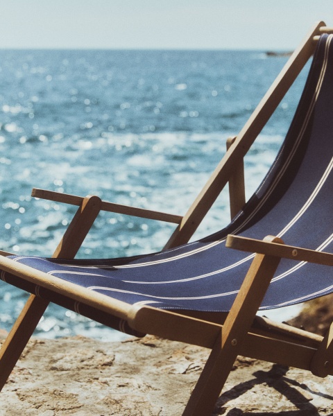 Vilara Складной шезлонг для улицы в полоску синего и бежевого цвета от интернет-магазина IDODOM.RU