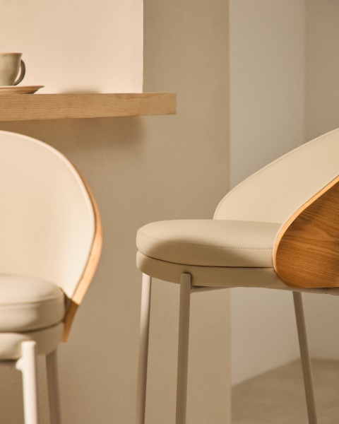 Стул барный Eamy из бежевой экокожи, ясеневого шпона с натуральной отделкой и бежевого металла от интернет-магазина IDODOM.RU