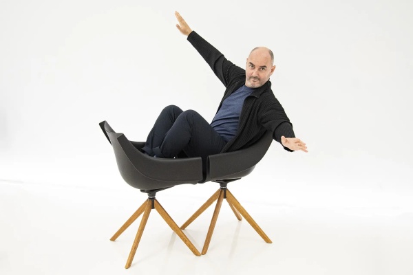 Стул поворотный Manta на деревянных ножках от интернет-магазина IDODOM.RU