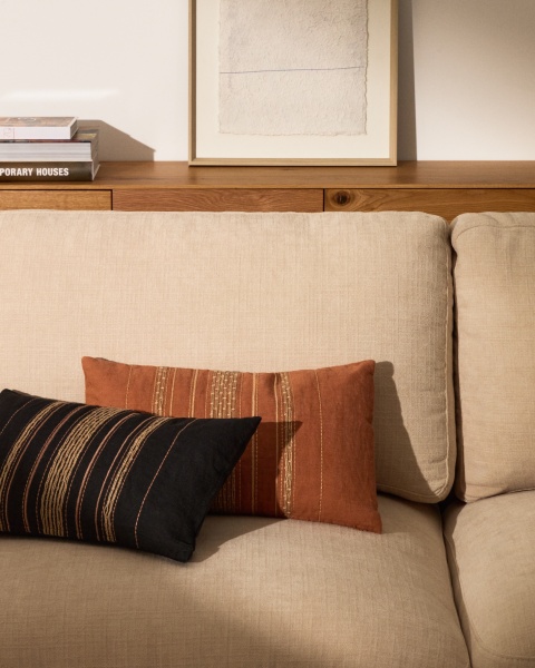 Чехол для подушки из льна Sairu оранжевого цвета с вышивкой из джута 30 x 50 см от интернет-магазина IDODOM.RU