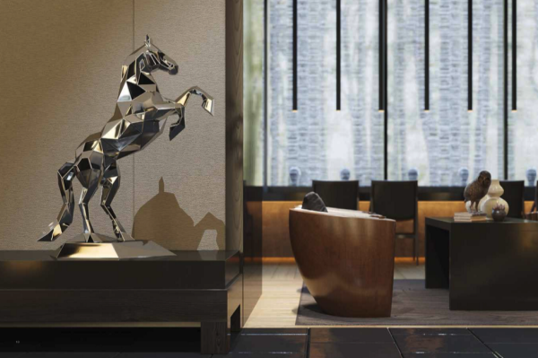 Лошадь. Полигональная скульптура из нержавеющей стали. Финиш: Полировка. Цвет: Хром. Высота 96 см.