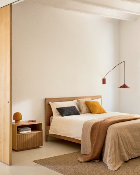 Кровать Alguema из дубового шпона с натуральной отделкой для матраса 160 x 200 от интернет-магазина IDODOM.RU