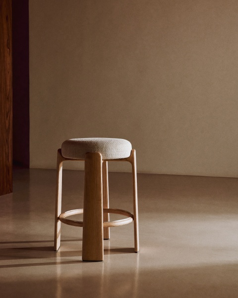 Granite Полубарный табурет из бежевого шенилла и массива ясеня в натуральной отделке 65 см от интернет-магазина IDODOM.RU