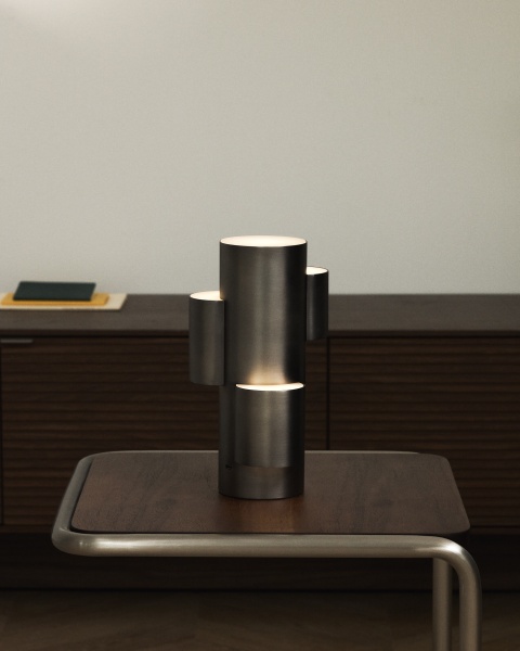 Переносная настольная лампа Adrina из темно-серого металла от интернет-магазина IDODOM.RU