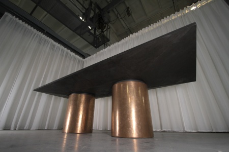 Обеденный стол Гиппо. Отделка микробетон(столешница) и жидкий металл(ноги). от интернет-магазина IDODOM.RU