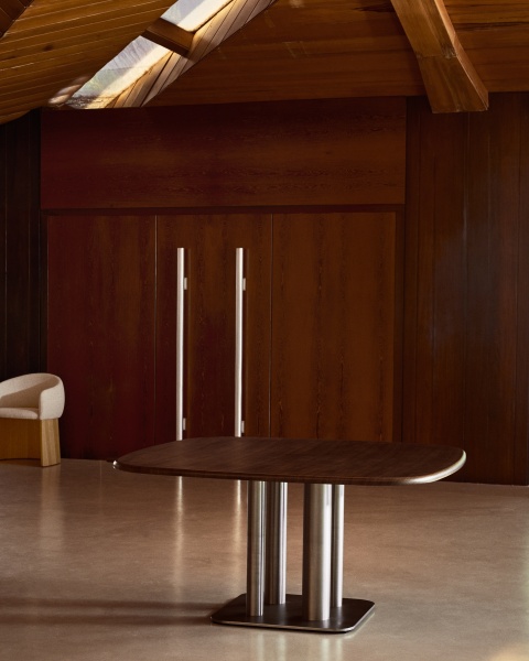 Стол Melvar из 100% орехового шпона с основанием из стали 150 x 150 от интернет-магазина IDODOM.RU