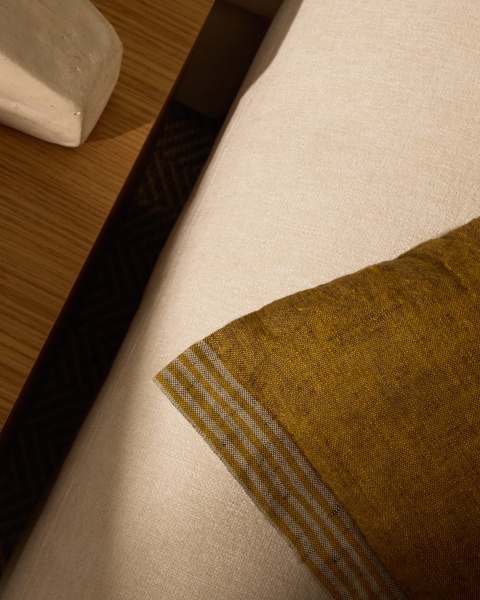 Чехол для подушки Niven из льна горчичного цвета с боковыми полосками 45 x 45 см от интернет-магазина IDODOM.RU