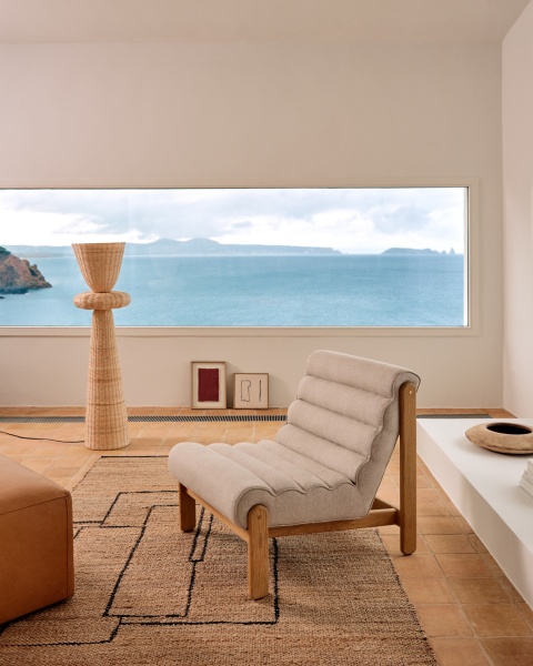 Кресло Magira из дуба с натуральной отделкой, бежевое от интернет-магазина IDODOM.RU