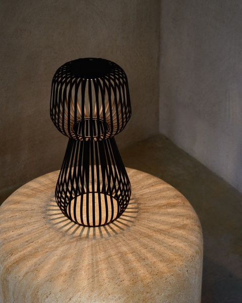 Настольная лампа Reiba из черного металла на солнечной батарее от интернет-магазина IDODOM.RU