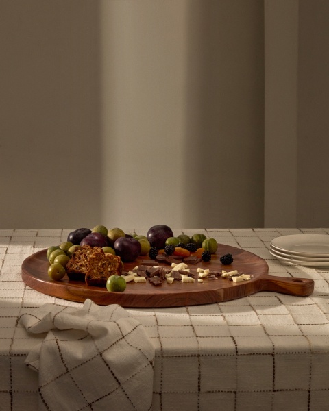 Большая круглая сервировочная доска Eitene из акации от интернет-магазина IDODOM.RU