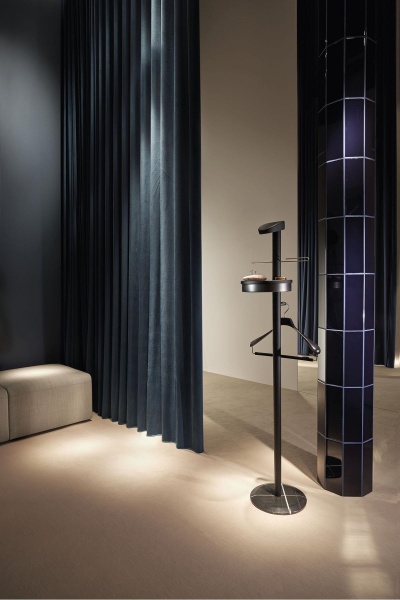 Вешалка напольная Momentos M черный ясень / мрамор Sahara Noir от интернет-магазина IDODOM.RU