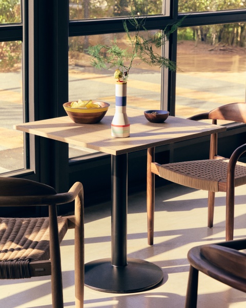 Esilda Стол из меламина с натуральной отделкой и черной металлической ножкой 70 x 70 x 70 см от интернет-магазина IDODOM.RU