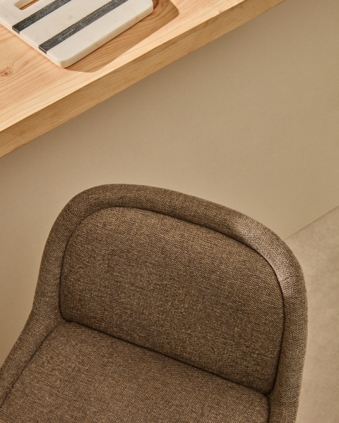 Полубарный стул Aimin из светло-коричневой синели с бежевыми стальными ножками от интернет-магазина IDODOM.RU