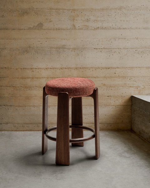Granite Полубарный табурет из терракотового шенилла и массива ясеня в натуральной отделке 65 см от интернет-магазина IDODOM.RU