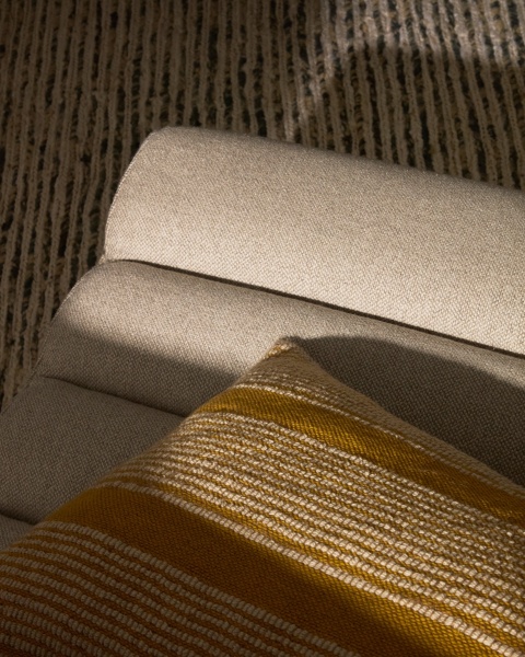 Чехол для подушки Aylin из горчичного и бежевого джута с вышивкой 40 x 60 см от интернет-магазина IDODOM.RU