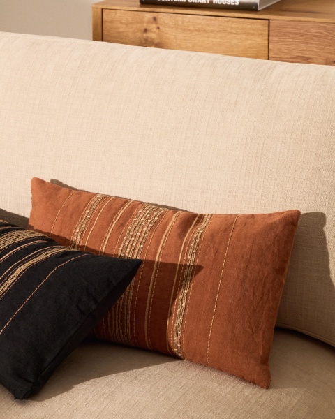 Чехол для подушки из льна Sairu оранжевого цвета с вышивкой из джута 30 x 50 см от интернет-магазина IDODOM.RU