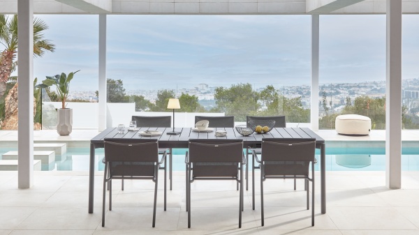 Раздвижной алюминиевый стол для улицы Zaltana с матовой черной отделкой 180 (240) x 100 см от интернет-магазина IDODOM.RU