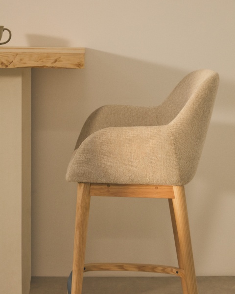 Полубарный стул Konna бежевого цвета с ножками из массива ясеня в светлой отделке, 65 см от интернет-магазина IDODOM.RU