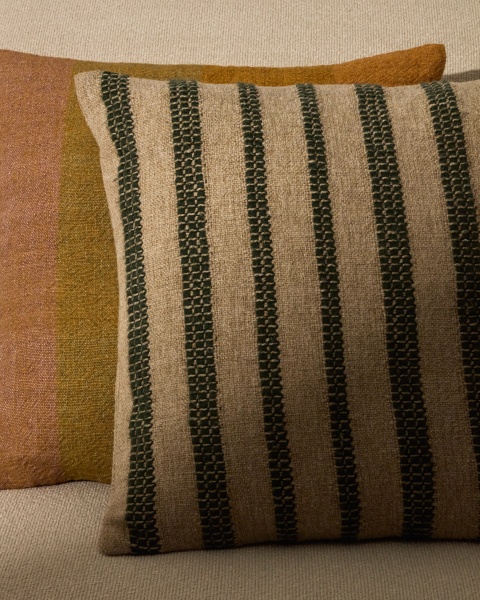 Чехол для подушки Naila из полиэстра темно-зеленого цвета с контрастными полосками 50 х 50 см от интернет-магазина IDODOM.RU