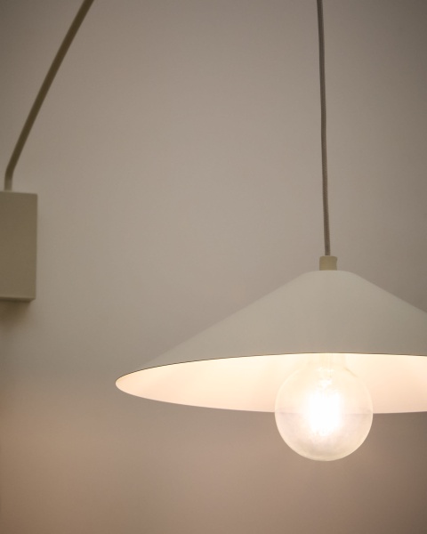 Настенный светильник Kally с отделкой бежевого цвета от интернет-магазина IDODOM.RU