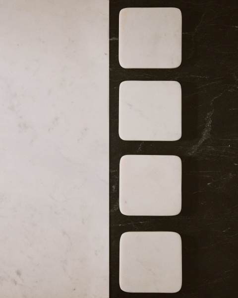 Nuvir набор из 4 подставок из белого мрамора от интернет-магазина IDODOM.RU