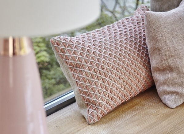 Подушка Raw Pink 70x40 от интернет-магазина IDODOM.RU