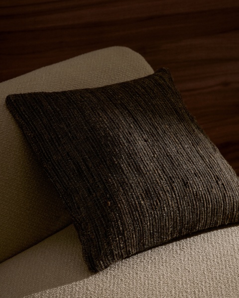 Чехол на подушку Gulbe из разноцветного шелка и хлопка 45 x 45 см от интернет-магазина IDODOM.RU