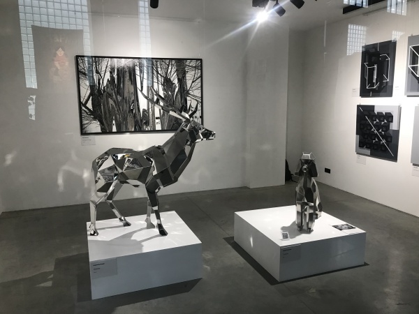 Олень. Полигональная скульптура из нержавеющей стали. Финиш: полировка. Цвет: Хром. Высота: 150 см.