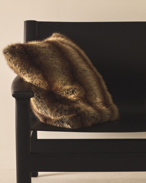 Чехол для подушки Meriel из искусственного меха в полоску 50 x 50 см от интернет-магазина IDODOM.RU