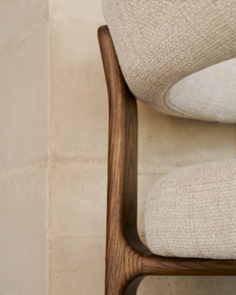 Granite Стул на 3 ножках из бежевого шенилла и массива ясеня в отделке орех от интернет-магазина IDODOM.RU