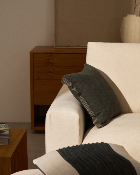 Чехол для подушки Niven из льна зеленого цвета с боковыми полосками 45 x 45 см от интернет-магазина IDODOM.RU