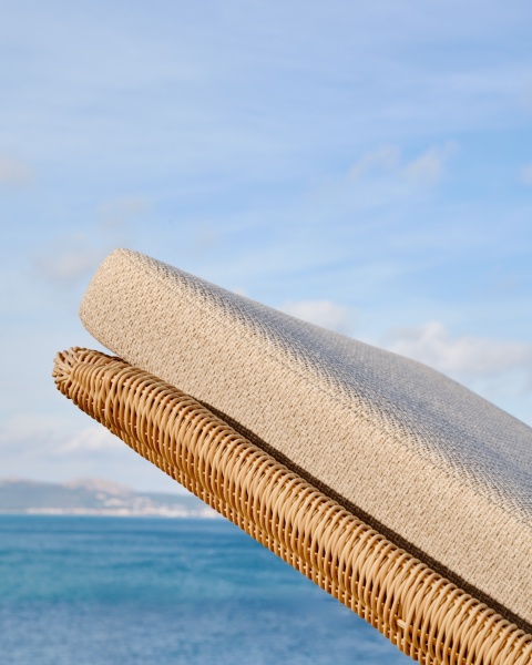 Шезлонг Galea из тикового дерева и синтетического ротанга от интернет-магазина IDODOM.RU