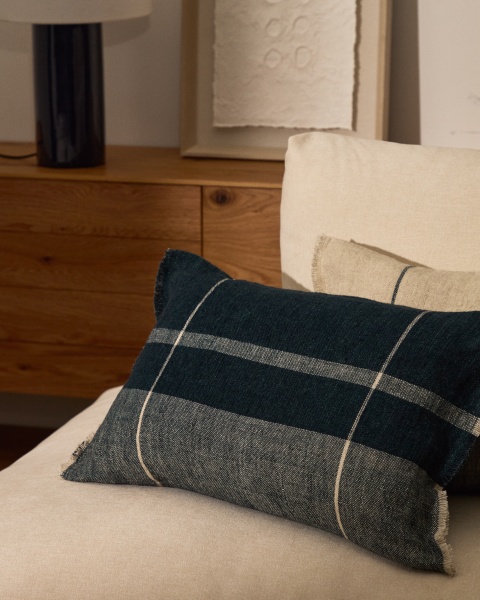 Чехол для подушки Eron из льна синего цвета с бахромой 40 x 60 см от интернет-магазина IDODOM.RU