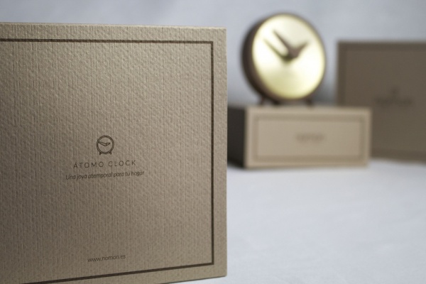 Часы настенные Atomo G орех-латунь от интернет-магазина IDODOM.RU