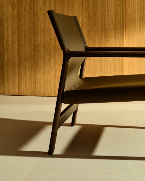 Кресло Jan из переработанной кожи темно-коричневого цвета и ясеня в ореховом цвете от интернет-магазина IDODOM.RU