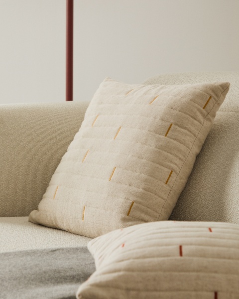 Чехол на подушку Blaina из белого льна с оранжевой вышивкой 45 x 45 см от интернет-магазина IDODOM.RU