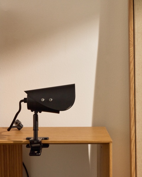 Маленькая настольная лампа Jula с зажимом из черного металла от интернет-магазина IDODOM.RU