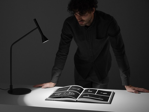 Настольная лампа Lyb черная от интернет-магазина IDODOM.RU