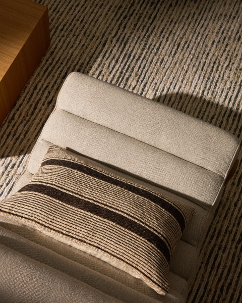 Чехол для подушки Aylin из бежевого и чёрного хлопка с вышивкой из джута 40 x 60 см от интернет-магазина IDODOM.RU