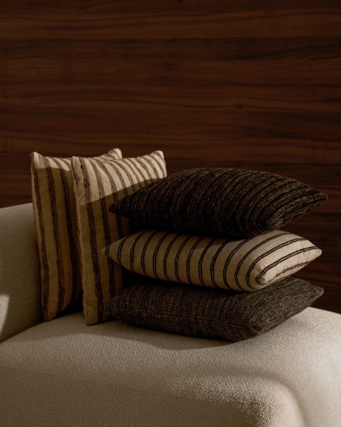 Чехол на подушку Gulbe из разноцветного шелка и хлопка 45 x 45 см от интернет-магазина IDODOM.RU