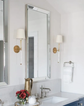 Прямоугольное зеркало с зеркальной рамой - классический, вневременной стиль, который прекрасно работает за счет своей универсальности в любых условиях и адаптируется в любых помещениях, создавая идеальное решение для любой комнаты.