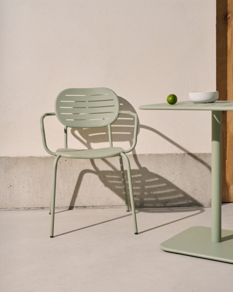 Уличный стул Brai с подлокотниками из оцинкованной стали бирюзового цвета от интернет-магазина IDODOM.RU