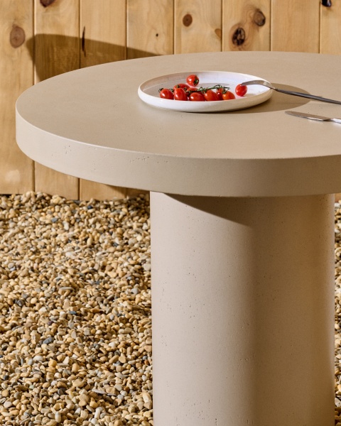 Aiguablava Круглый стол из бежевого цемента Ø90 см от интернет-магазина IDODOM.RU