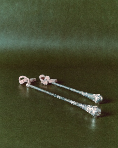 Набор из 2 подвесных украшений Alsenia из серебристого переработанного стекла, 20 см от интернет-магазина IDODOM.RU