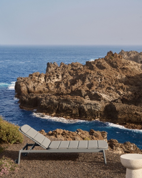 Алюминиевый шезлонг Marcona окрашенный в белый цвет от интернет-магазина IDODOM.RU