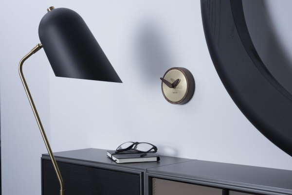 Часы настенные Atomo G орех-латунь от интернет-магазина IDODOM.RU