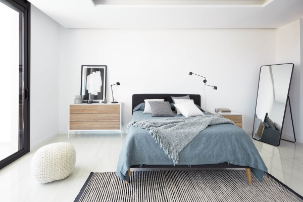 Чехол для подушки Idaira из 100% льна в черно-белую полоску 45 x 45 см от интернет-магазина IDODOM.RU