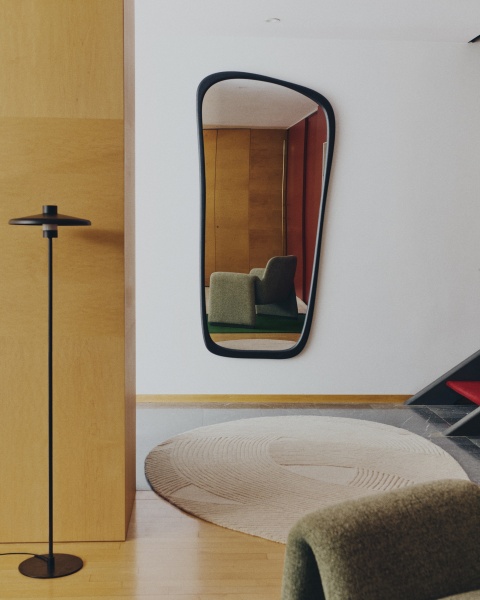 Торшер Nuvira из черного сатинированного металла от интернет-магазина IDODOM.RU